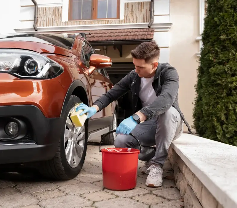 Lavage auto à domicile Genneville : professionnel intervenant sur un véhicule